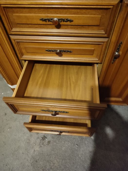 Mobila de bucătărie din lemn masiv