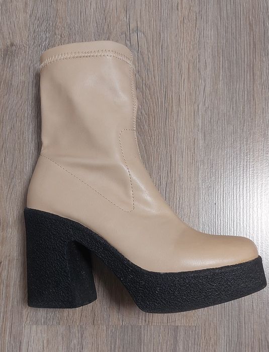 Бежов  цвят боти