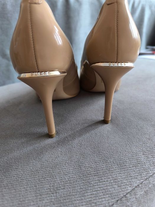 Бежови обувки Guess