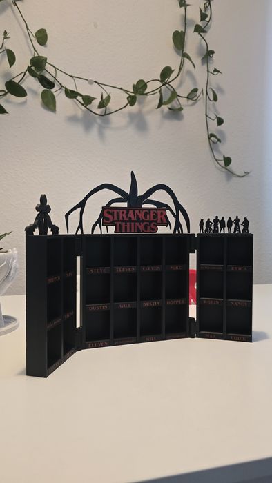 Suport colecție figurine inspirat din Stranger Things