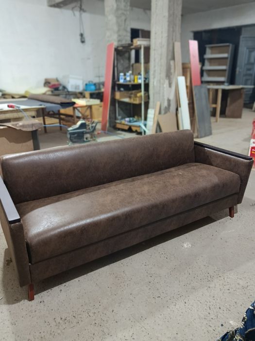 Диван коричневый