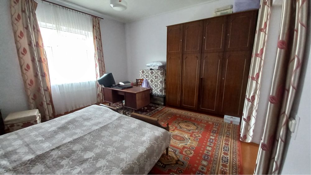 Urgut shahar markazida katta yer uchastkali uy.