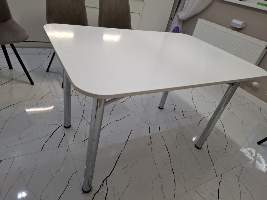 Обеденный стол белый