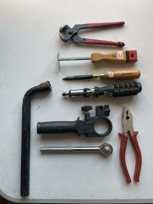 Diferite unelte de mana