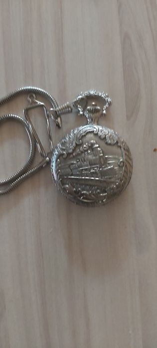 Продавам двата джобни часовника. Може заедно или по отделно.