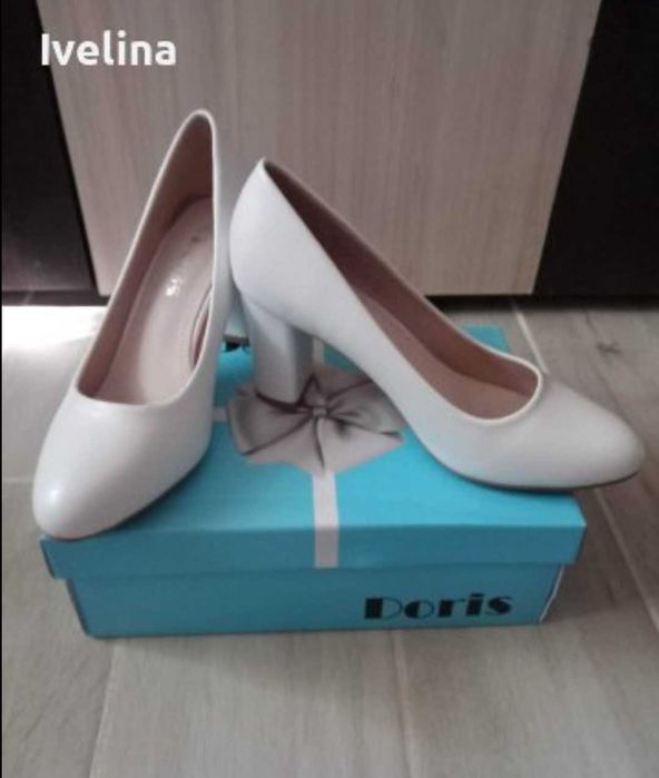 Дамски бели обувки на ток