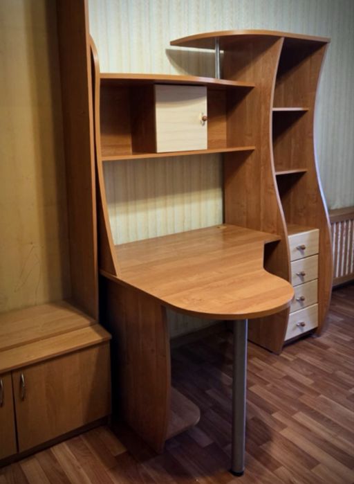 Письменный компьютерный стол с полками