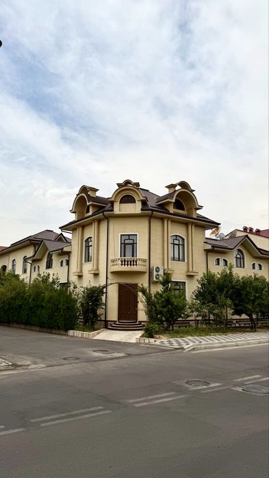 Registon mahallada HOVLI Sotiladi! Elitniy mahalla qulay joylashuv!