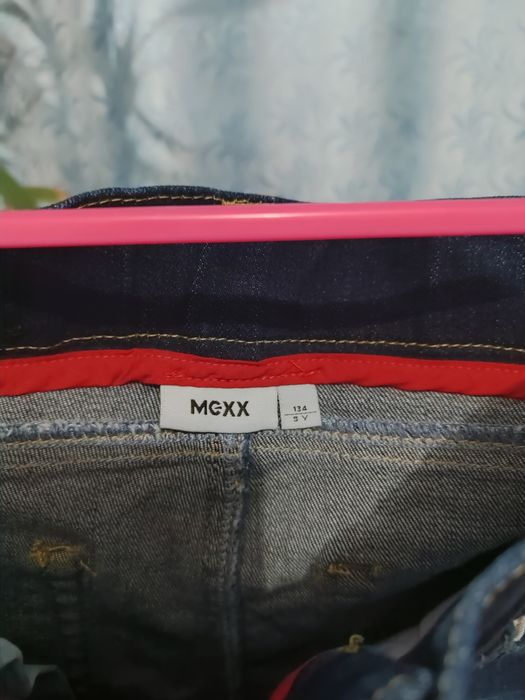 Продам джинсы для девочеи