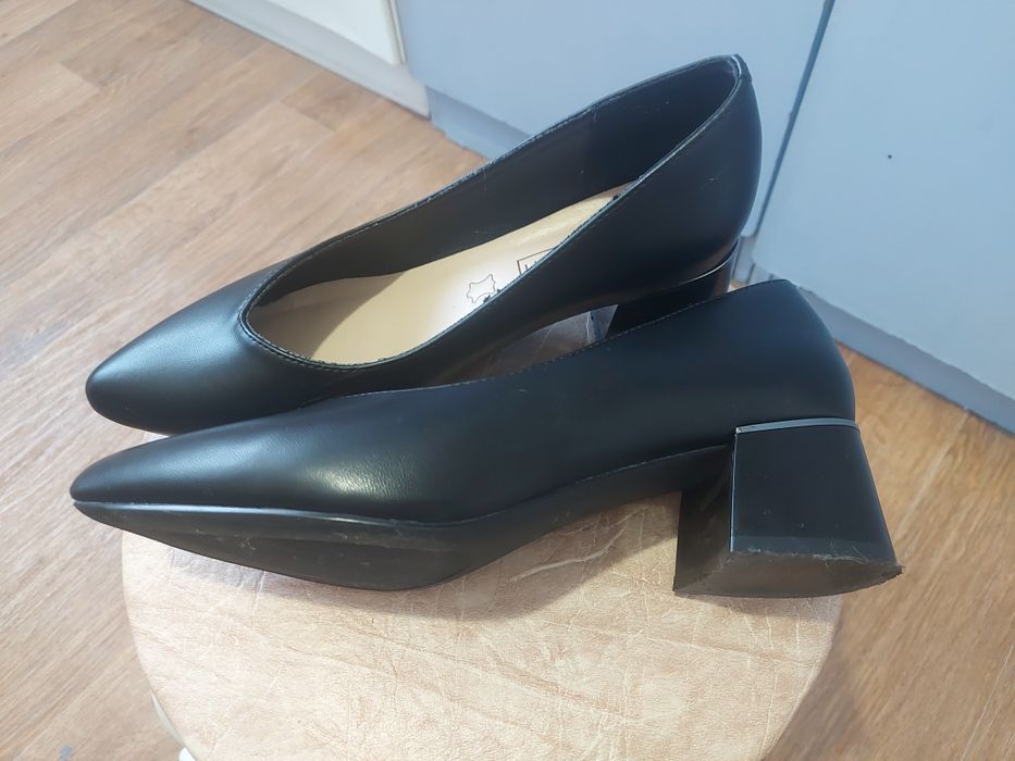 Продам женские туфли 39 рр