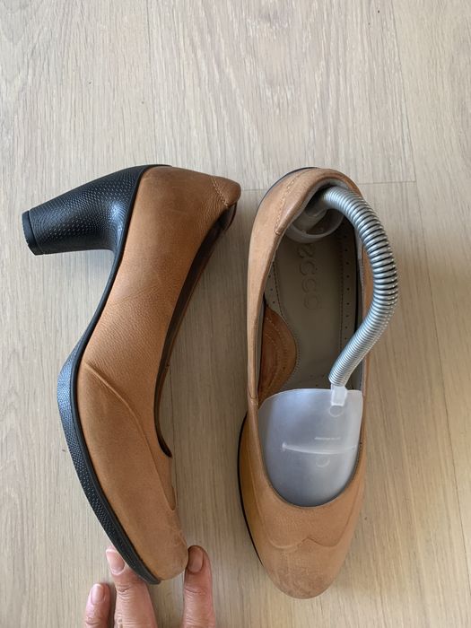 Vand pantofi Ecco(38) din piele.