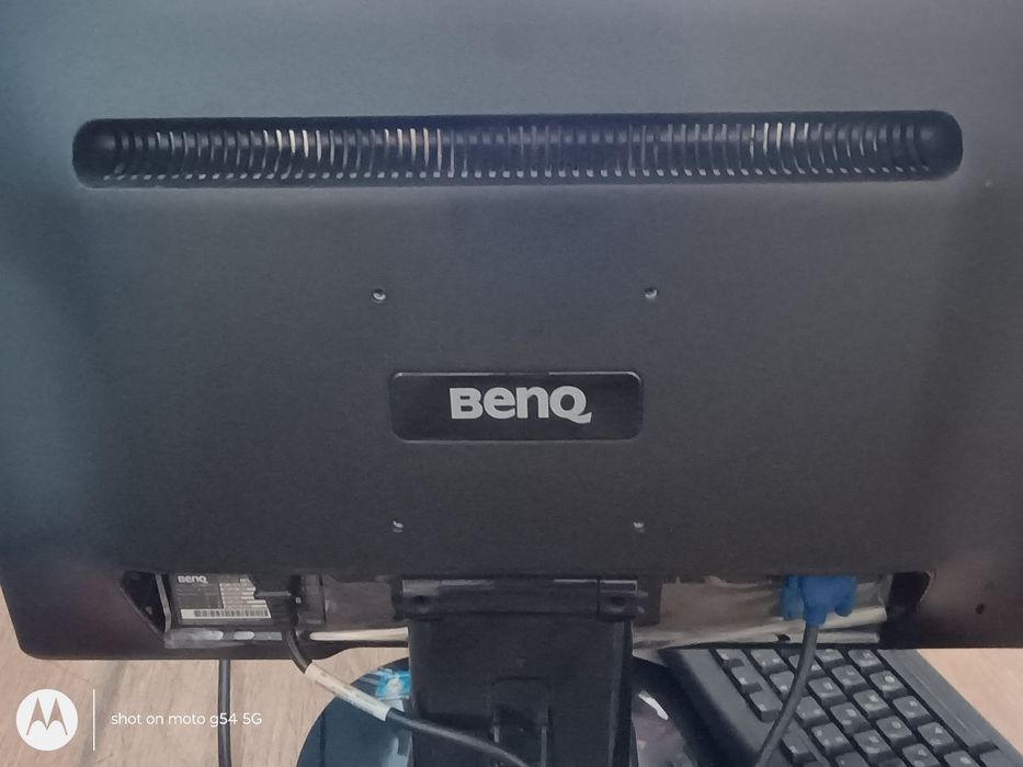 Напълно запазен настолен компютър HP, с качествен Full HD монитор BENQ ET 0026 NA, 21,5 инча, hp клавиатура и мишка, кабели