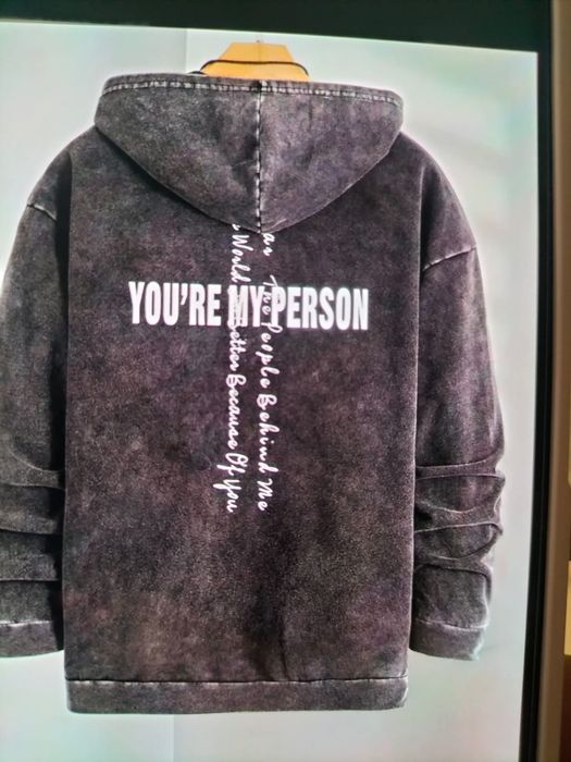 Модная куртка с капюшоном на молнии