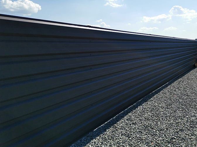 Construim garduri și porți stil jaluzea, șipcă metalică, tablă cutată