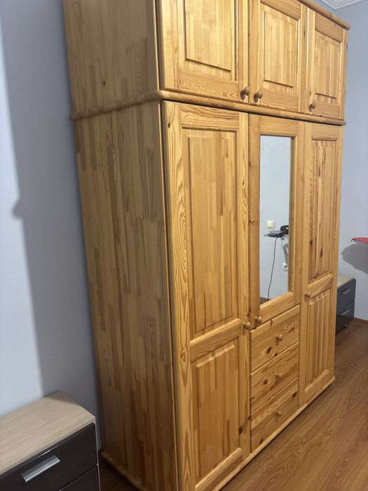 Шкаф из натурального дерева покрытая лаком