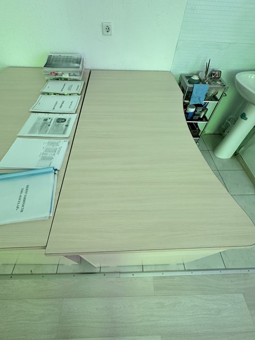 Продам 2 стола офисных
