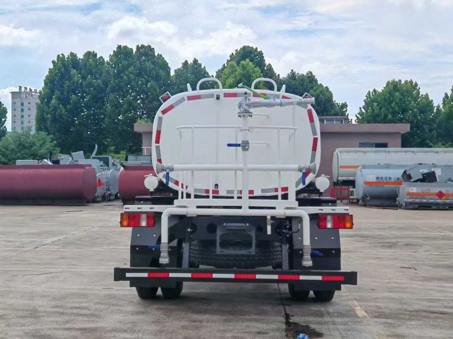 HOWO 4x2 6 куба Водовоз. Новый. с НДС