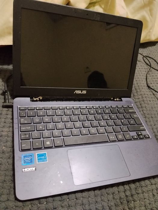 Лаптоп ASUS в добро състояние със зарядно