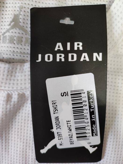 Продается абсолютно новая  мужская футболка  очень легкая  в ,размер S