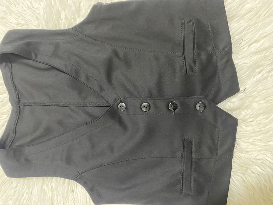 Vesta neagra si pantaloni raiat portocalii
