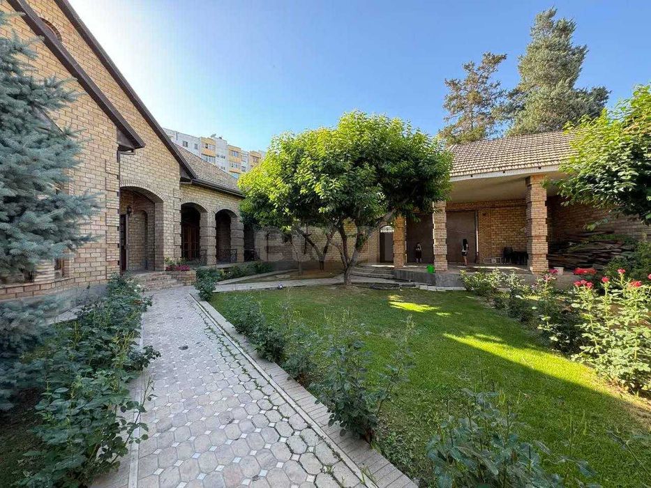 Продается добротный угловой дом в центре Ташкента.