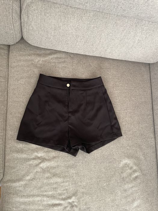 Елегантни нови къси панталонки със сребърно копче