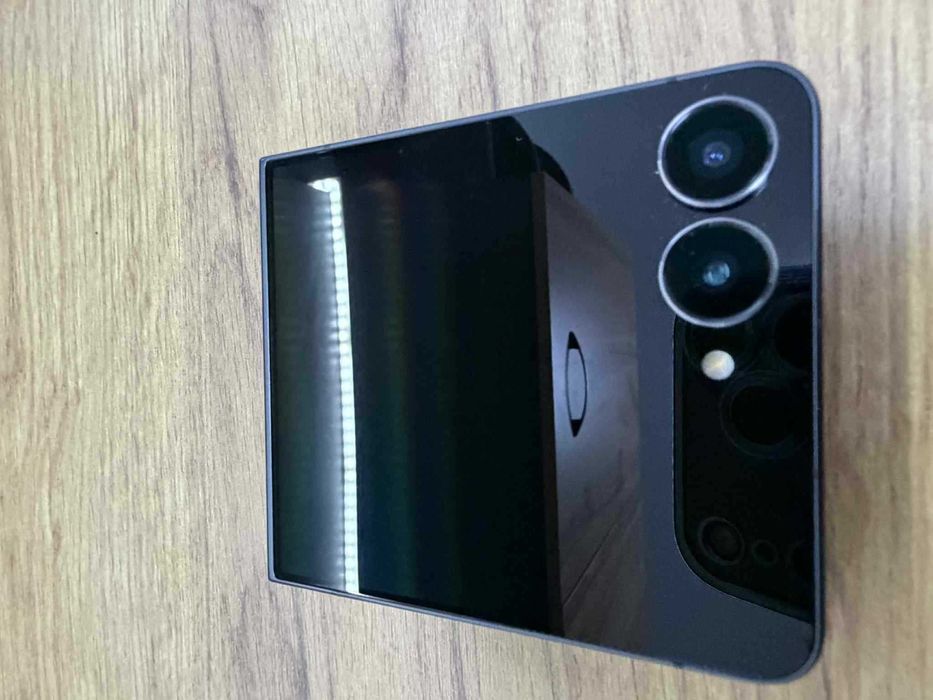 Като нов samsung galaxy z flip 7