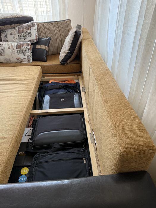 Разтегателен ъглов диван с три вида възглавници