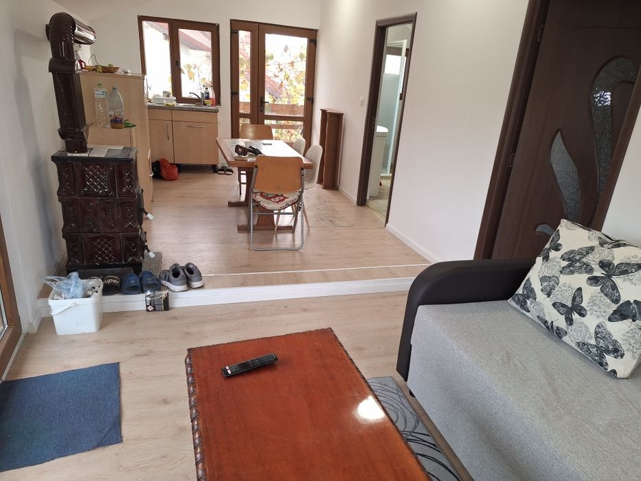 Închiriez casa etaj