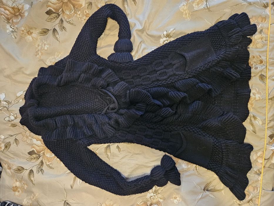 Дамски плетени жилетки в черно и в кафяво