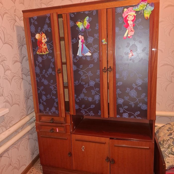 Трюмо, сервант, кровать, стол для компьютера