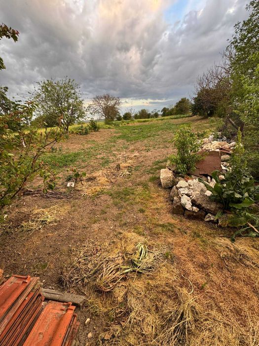 Собственик Продава Къща с 290кв.м.ЗП -9 стаи,двор 1040кв.м- с.Чернолик