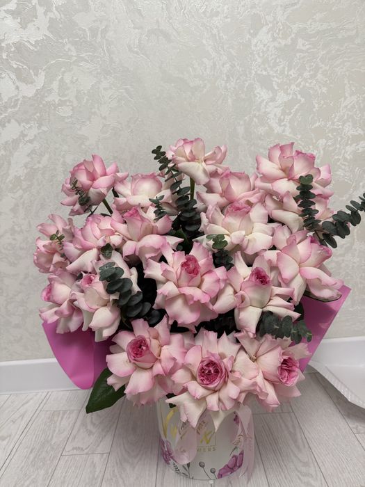 25 свежих пышных роз