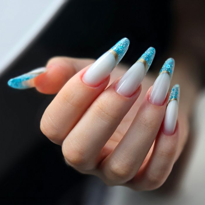 Buna,sunt manichiurista de 9 și îmi iubesc meseria.