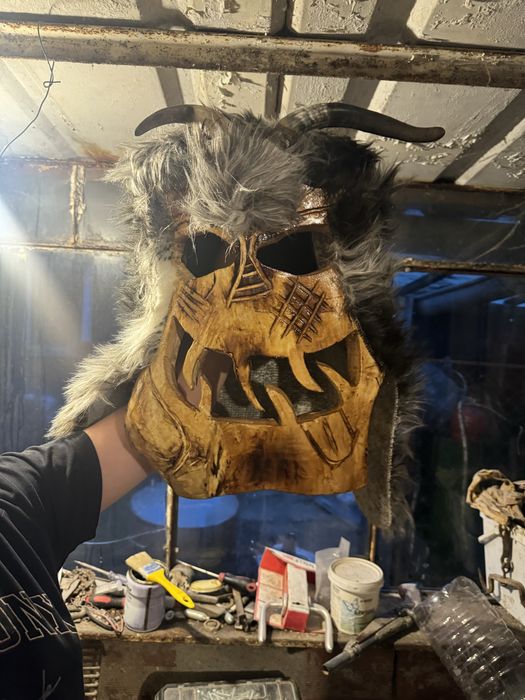 Продавам кукерска маска