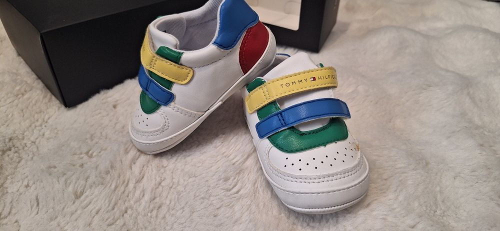 Aceștia sunt adidași  pentru bebeluși Tommy Hilf