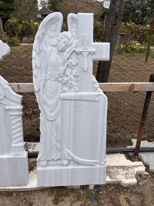 Cruci/ monumente funerare din marmura !