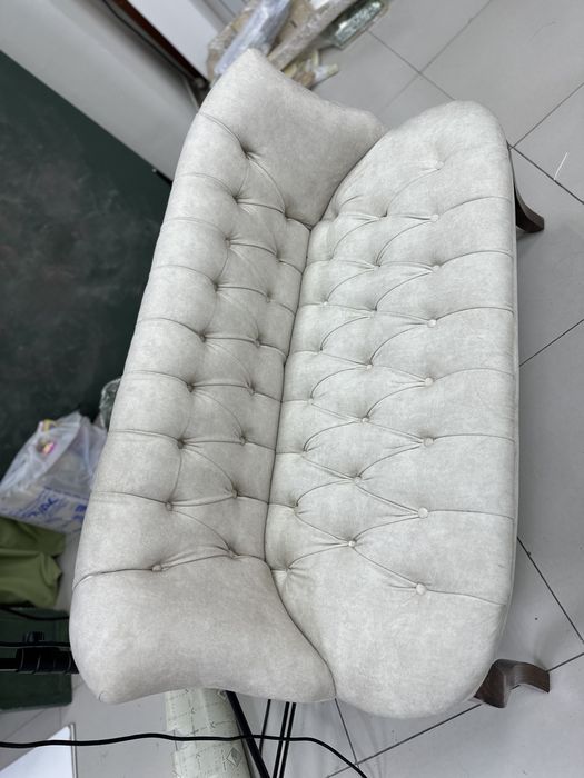 Диван в бежевом цвете