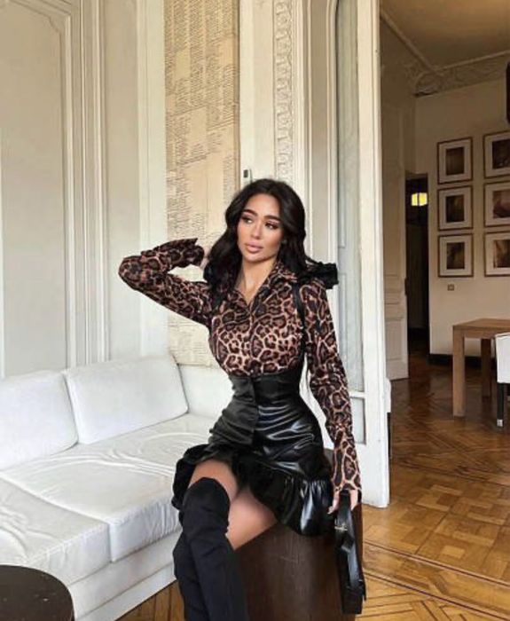 Compleu, model actual, cămașă cu fustă