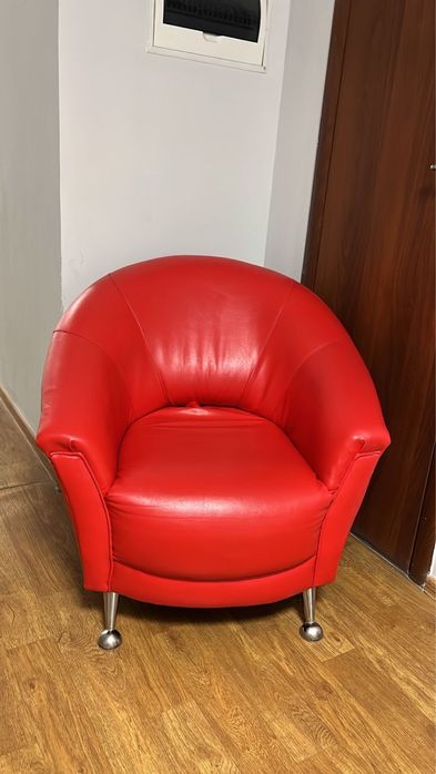 Продам кресло и пуфики