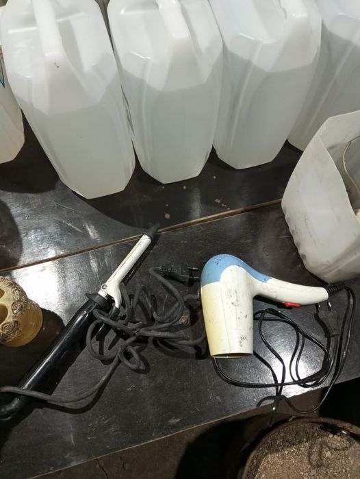 Фен рабочий, плойка продам.