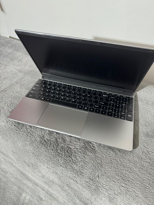 Laptop nou-nouț.  Full Box