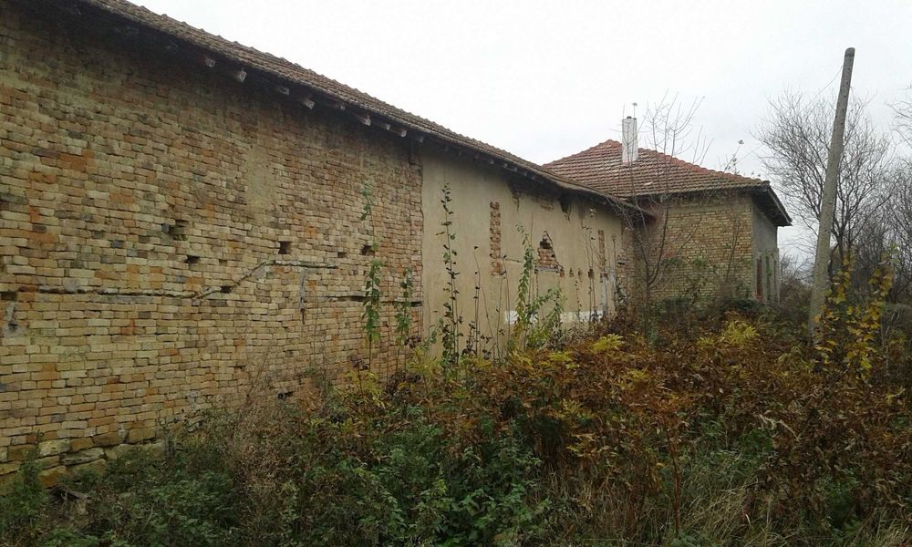 Тухлена къща !!! и  селскостопански постройки  село Горна Кабда