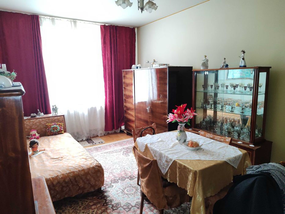 Vând apart 2 camere Lupeni