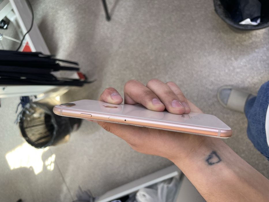 Продам айфон 8+ 128гигов