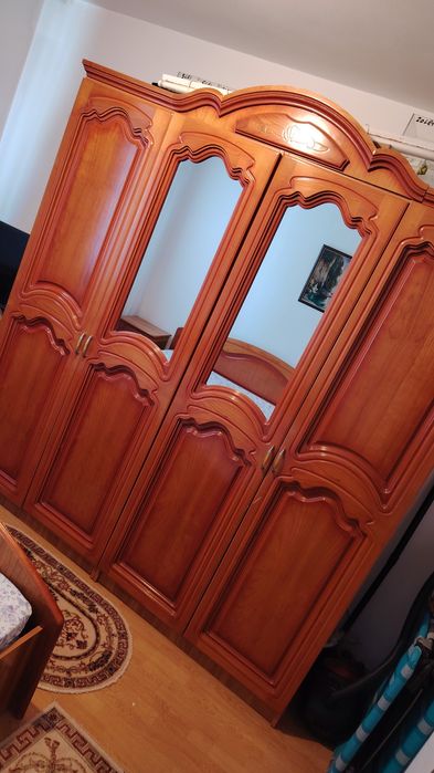 Dormitor complet în stare foarte bună – dulap, pat, noptiere, comodă