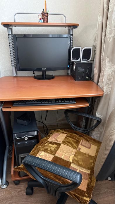 Компьютер со столом и стулом