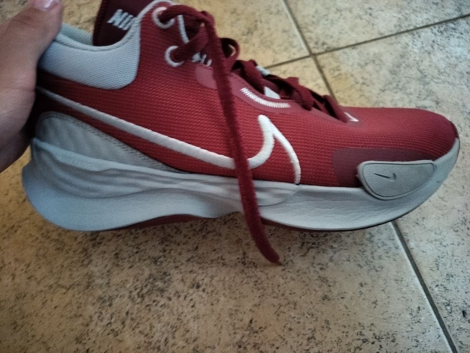 Продавам баскетболни обувки