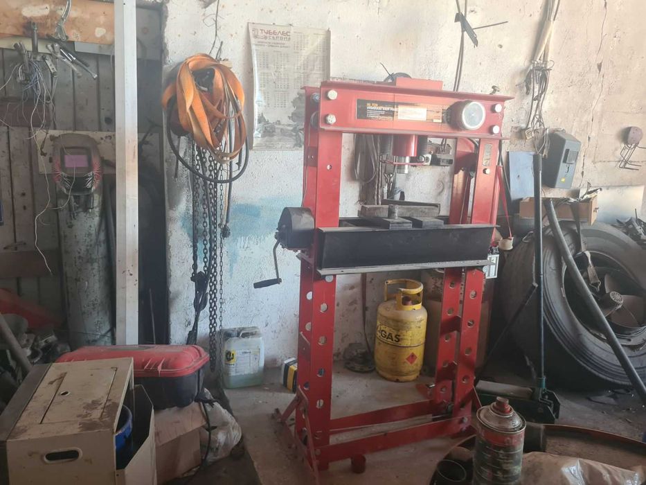 Оборудвано хале за ремонт на камиони