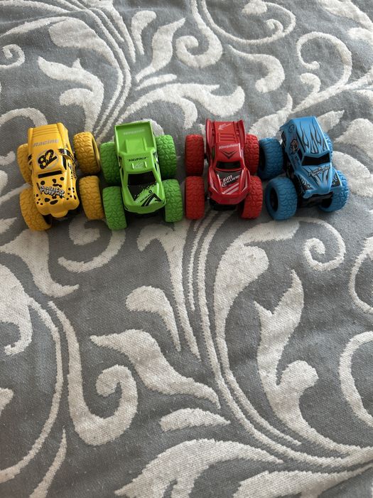 игрушечные машинки в отличном состоянии.